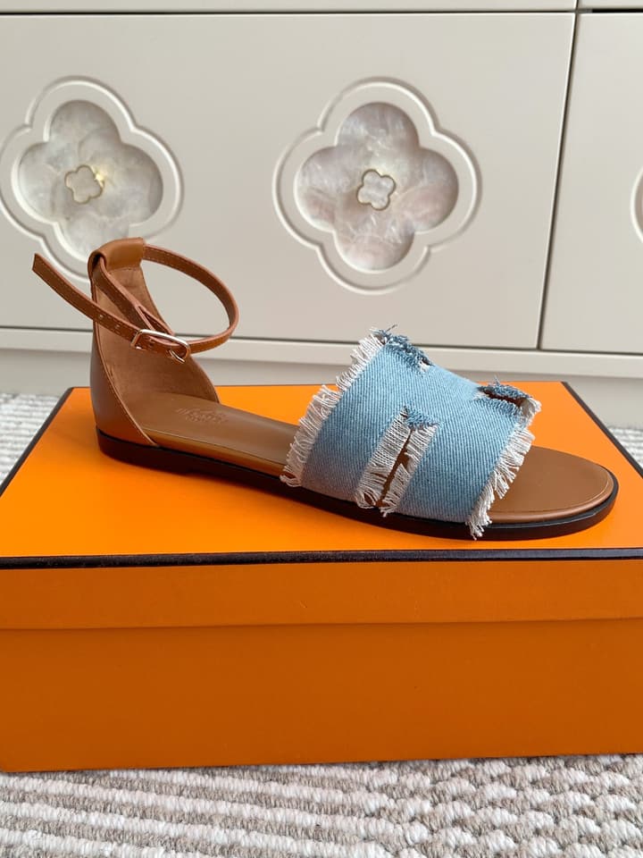 Hermès Santorini Classic H Flat Sandals in Taupe