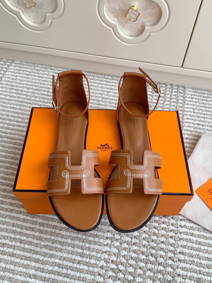 Hermès Santorini Classic H Flat Sandals in Taupe