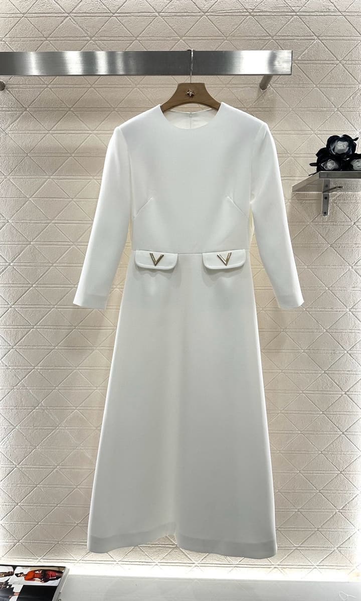 Valentino Acetate Pocket Maxi Dress – 2025 New Arrival in Classic White