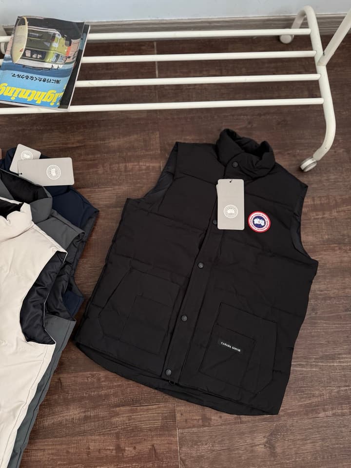 Canada Goose Unisex Down Puffer Vest in Black