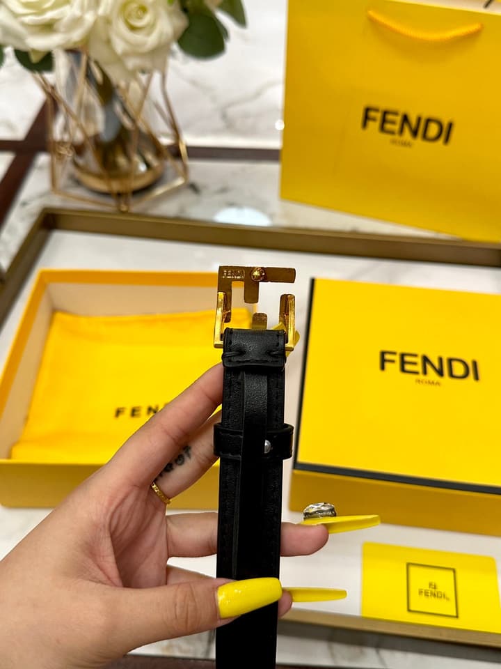Fendi Classic Leather Belt – 2.5cm in Black Leather With Antique Gold Buckle
