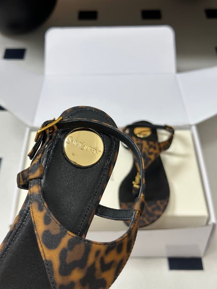 Saint Laurent Classic YSL Logo Flat Sandals – Spring/Summer Collection – 26S in Black