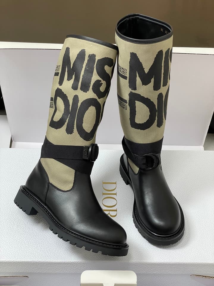 Dior D-Major Graffiti Mid-Tube Combat Boots – Autumn/Winter Collection in Black With White Graffiti