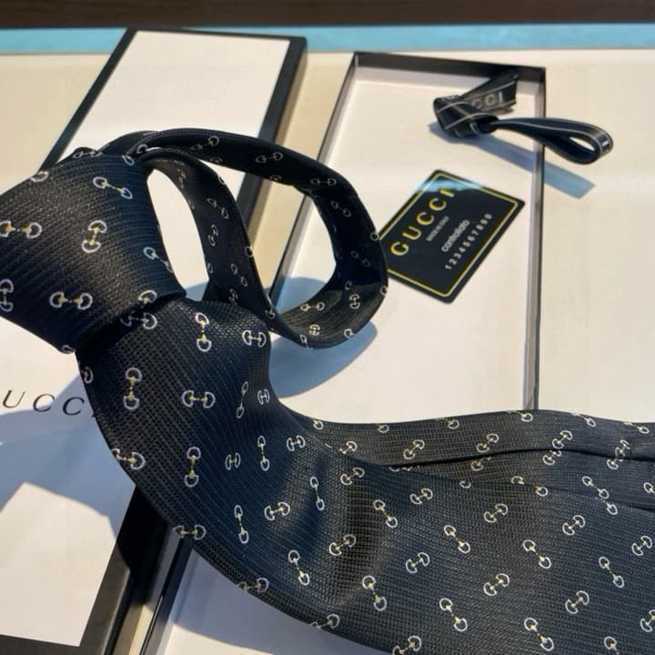 Gucci Men's Jacquard Silk Tie in Black Gg Pattern