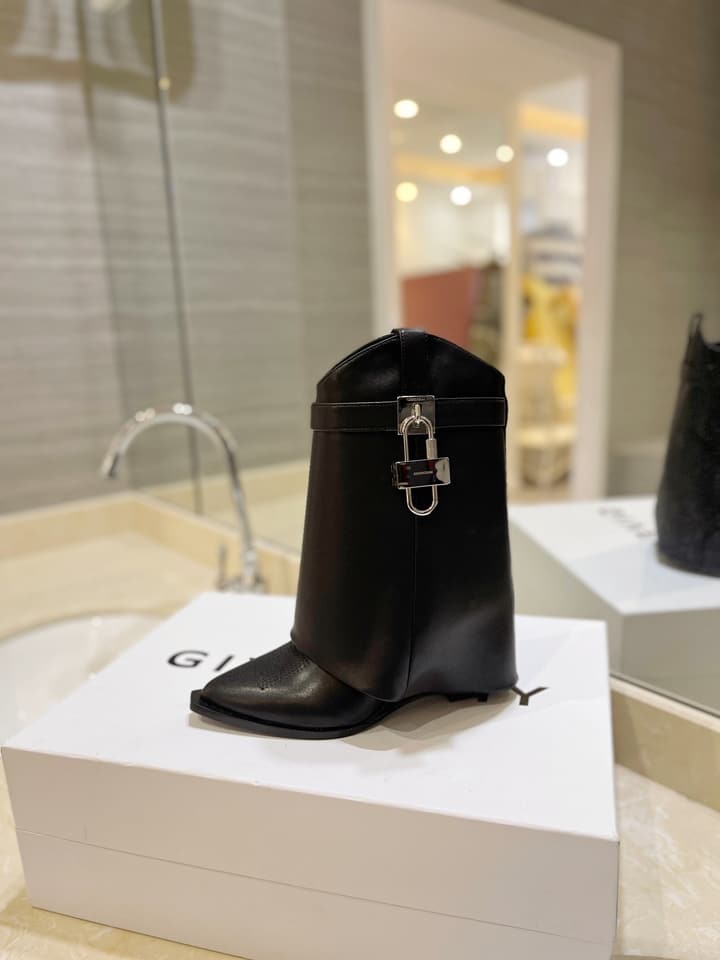 Givenchy Embroidered Lock-Toe Ankle Boots – 2023 Spring/Summer Collection