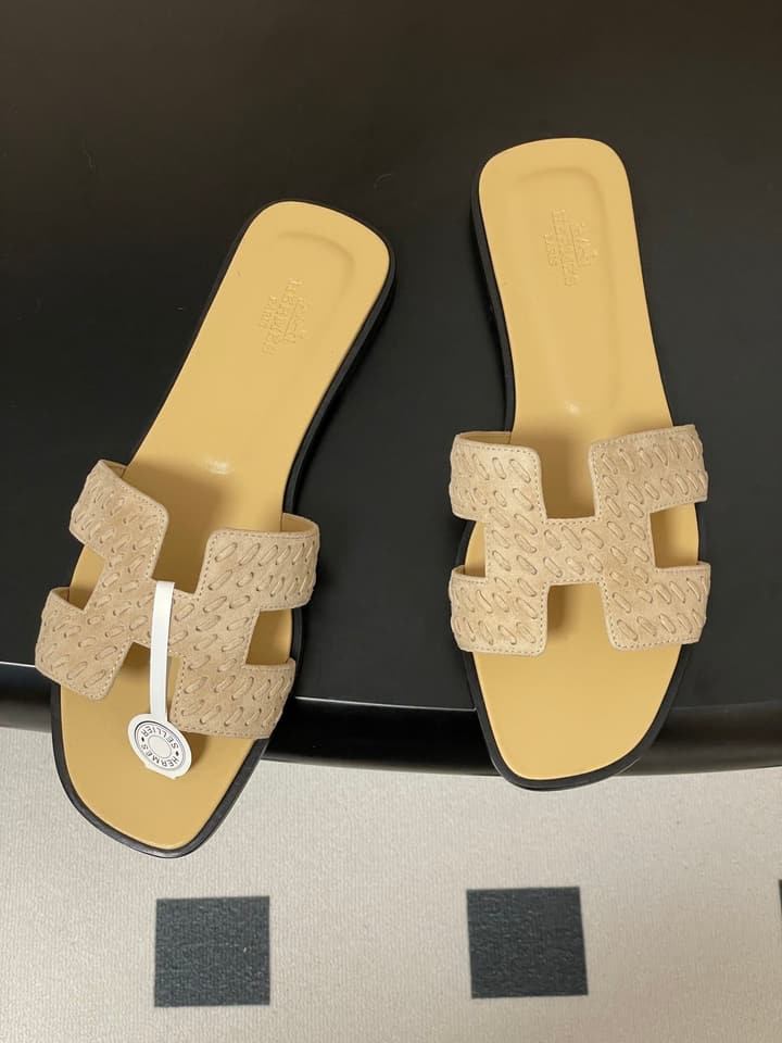 Hermès Oran Woven Suede Sandals – 2025 Collection in Black Leather