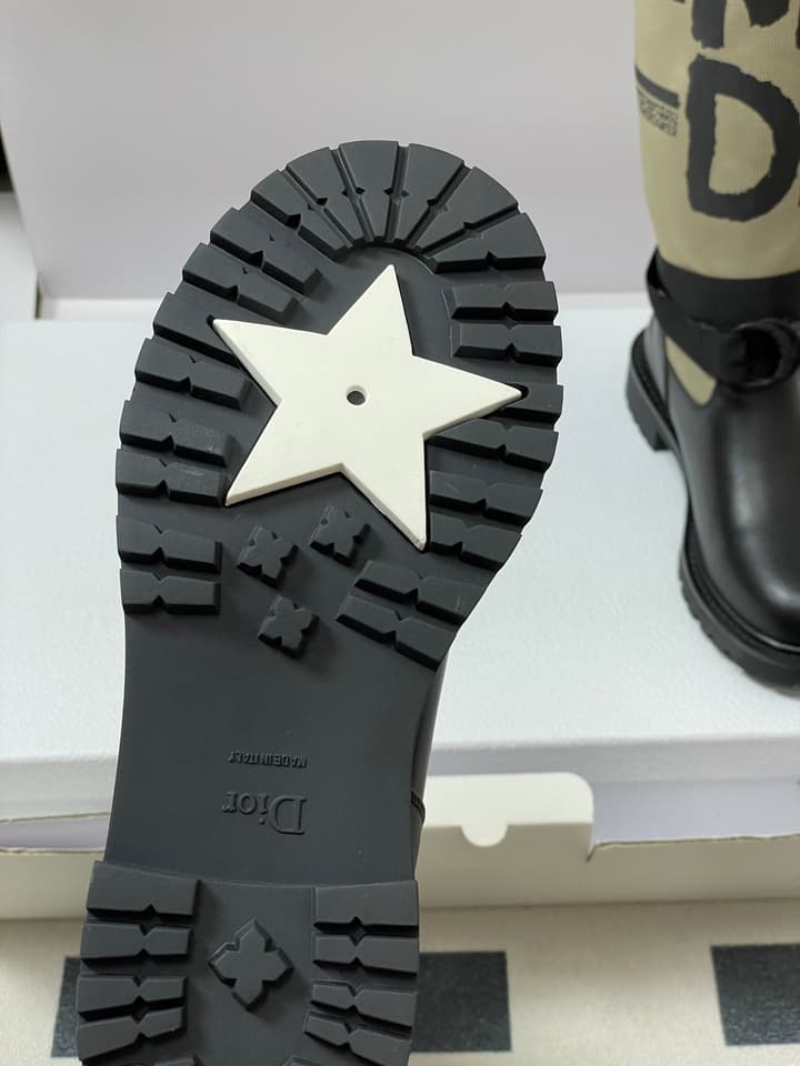 Dior D-Major Graffiti Mid-Tube Combat Boots – Autumn/Winter Collection in Black With White Graffiti