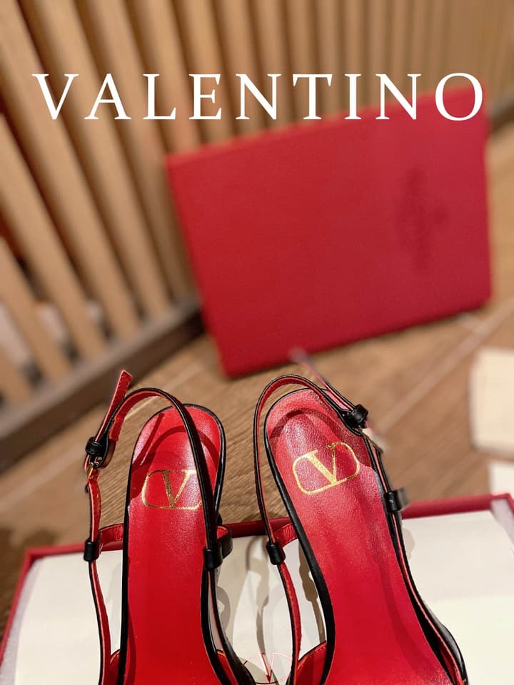 Valentino VLogo Signature Leather Pumps – 2022 Collection in Glossy Black With Red Lining