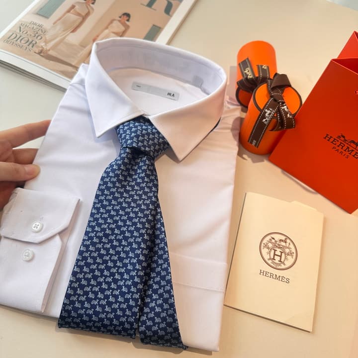 Hermès Animal Series Men's Silk Tie in Blue With Pink Pattern