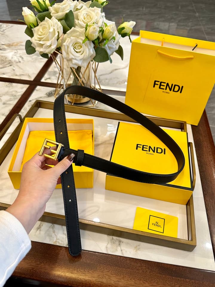 Fendi Classic Leather Belt – 2.5cm in Black Leather With Antique Gold Buckle