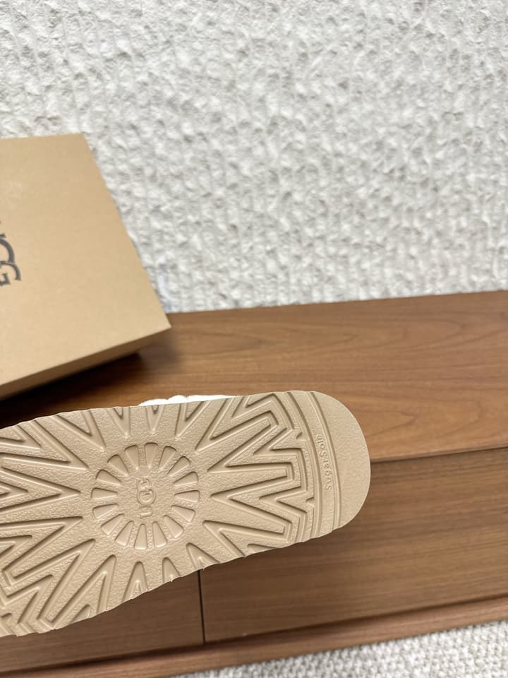 UGG Closed-Toe Fur-Lined Slippers – Autumn/Winter Collection in Black