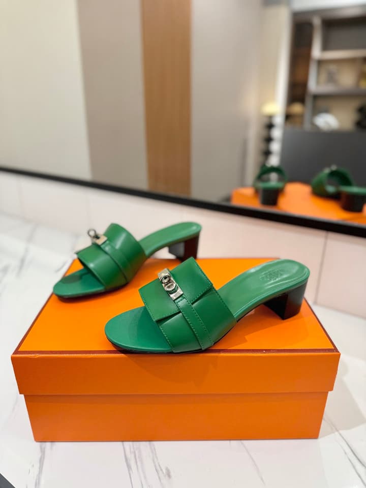 Hermès Classic Smooth Cowhide Heeled Sandals in Beige