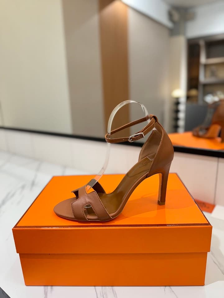 Hermès Classic Smooth Cowhide Pumps – 9cm in Caramel Brown