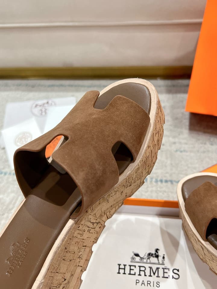 Hermès Wedge Sandals – 2024 Spring/Summer Collection in Bright Red Suede