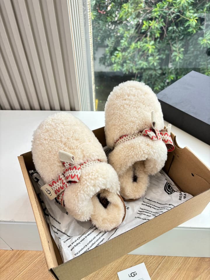 UGG Autumn/Winter Wool Slippers in Creamy White