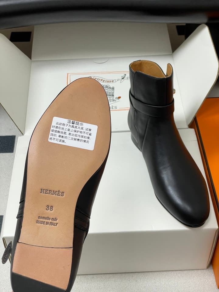 Hermès Neo Kelly Buckle Ankle Boots – 25FW in Black Leather