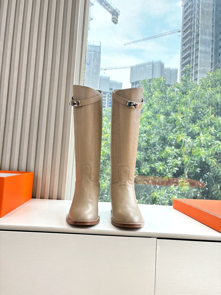 Hermès Classic Knee-High Boots – 2025FW in Assorted Buckle Riding Boots Display