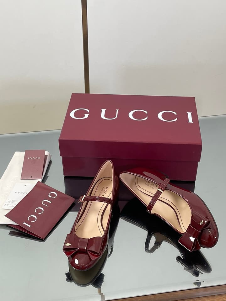 Gucci Bow Detail Mary Jane Ballerina Flats – 2025 Early Autumn Collection in Deep Red Patent Leather