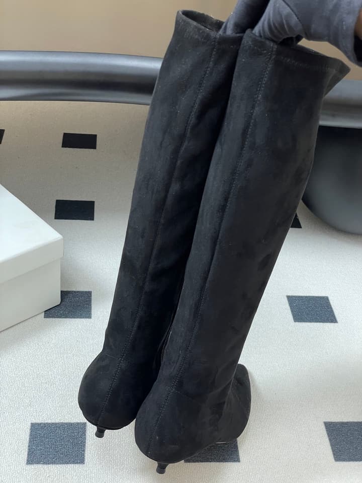 The Row Elastic Kitten Heel Boots – 2025 Fall Collection in Black Suede 3cm Heel