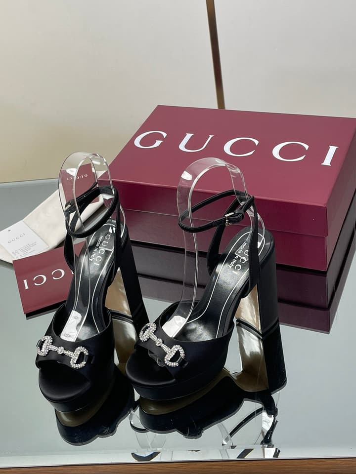 Gucci Platform Rhinestone Horsebit Sandals – Spring/Summer Collection – 2025 in Black Patent