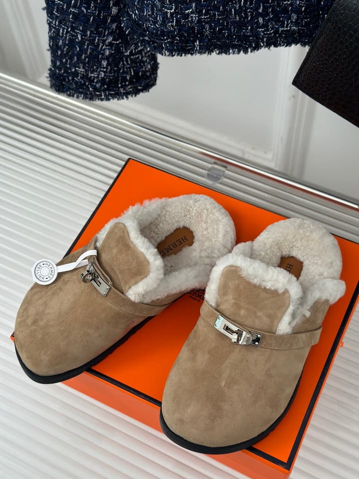 Hermès Kelly Buckle Furry Slippers – Autumn/Winter Collection in Black Suede With White Fur