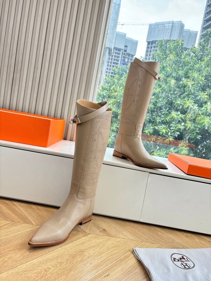 Hermès Classic Knee-High Boots – 2025 Autumn/Winter Collection in Two-tone Tan And Cream