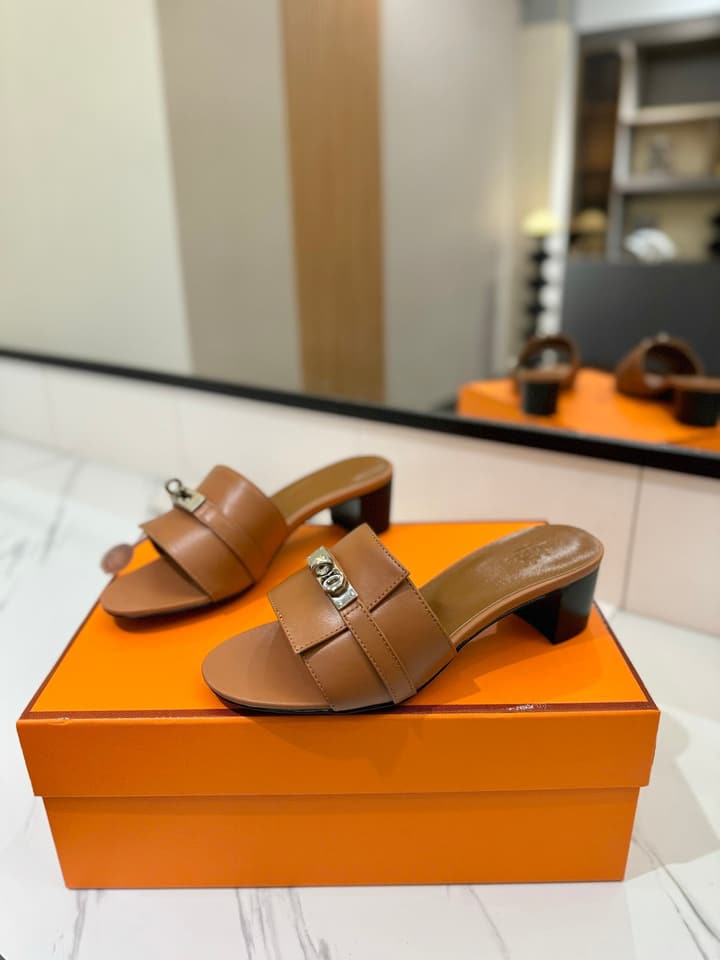 Hermès Classic Smooth Cowhide Heeled Sandals in Beige