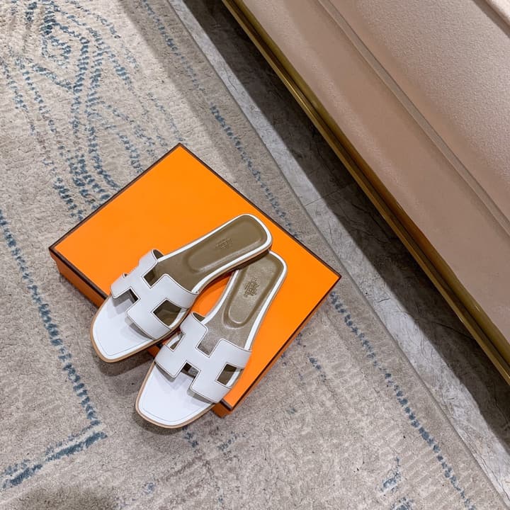 Hermès Oasis H Flat Sandals in Taupe Strap