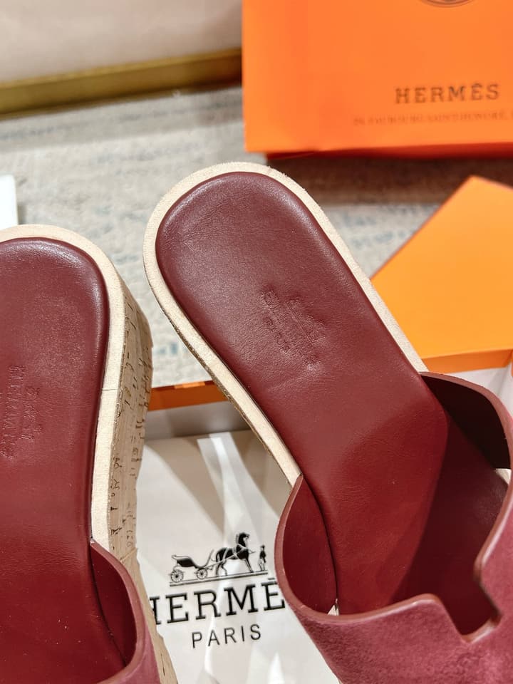 Hermès Wedge Sandals – 2024 Spring/Summer Collection in Bright Red Suede