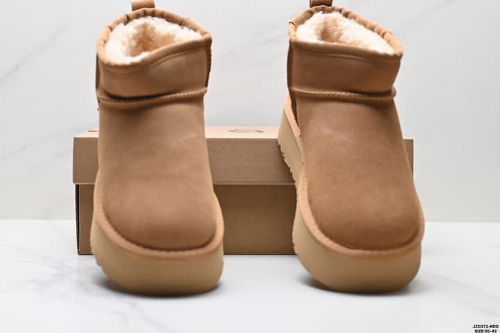 UGG Classic Ultra Mini Platform Snow Boots in Classic Chestnut