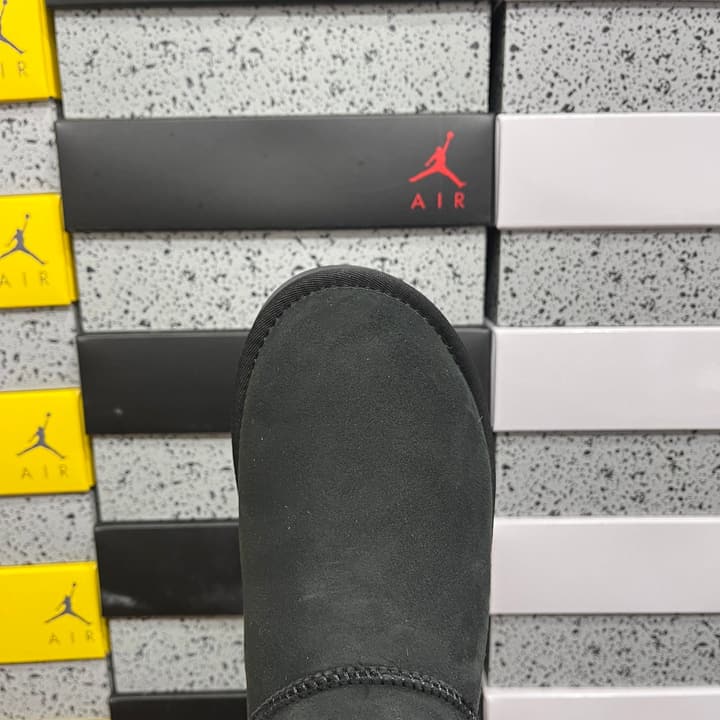 UGG Thick-Soled Low-Cut Fur-Lined Snow Boots in All Black Mini