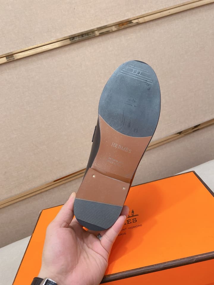 Hermès Business Casual Leather Loafers in Black Leather