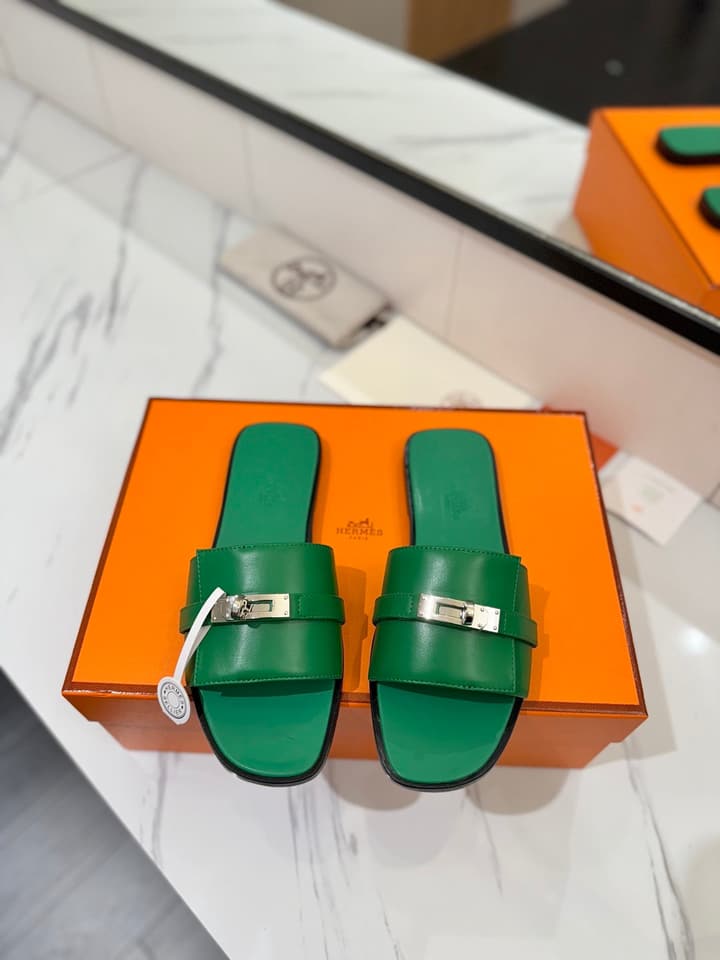 Hermès Classic Timeless Leather Sandals in Black