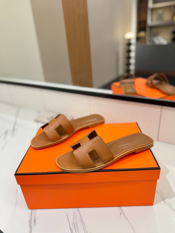 Hermès Classic H Palm Grain Leather Sandals in Black