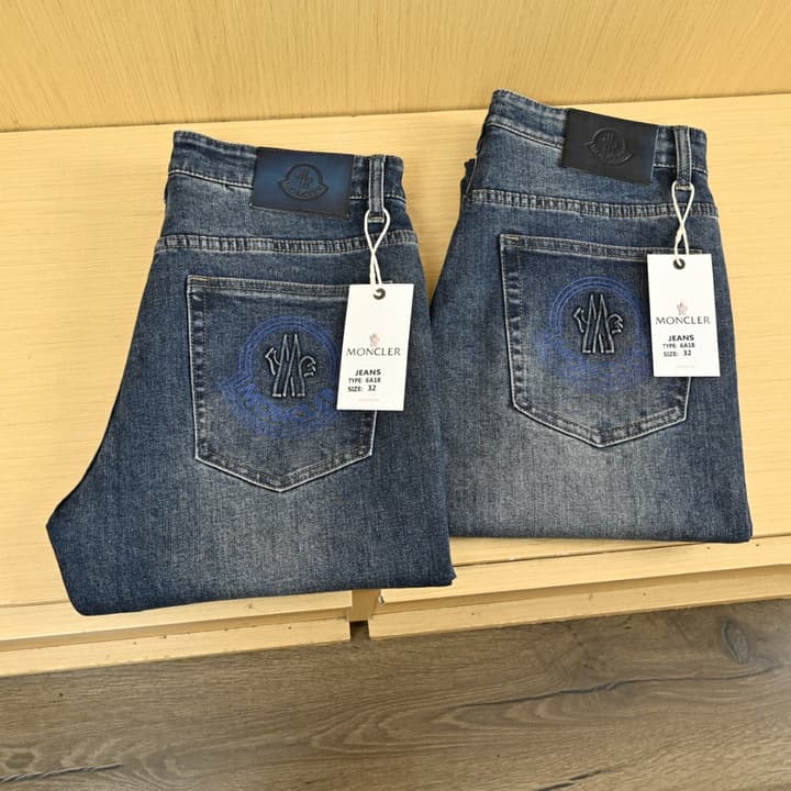 Moncler Men's Washed Stretch Straight-Leg Jeans – 25FW