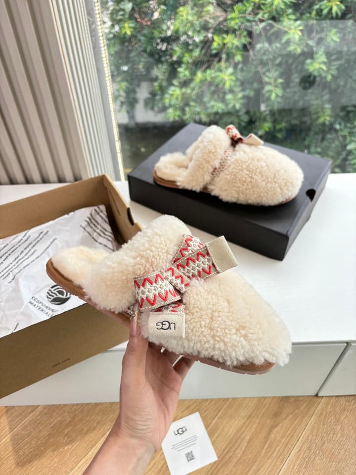 UGG Autumn/Winter Wool Slippers in Creamy White