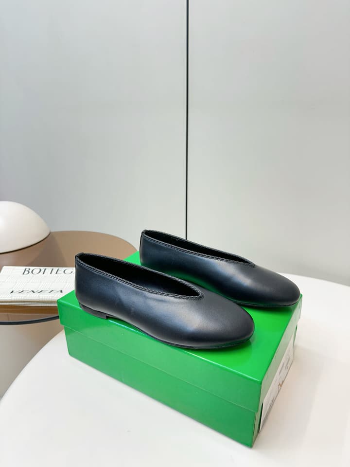 Bottega Veneta Woven Flats – 2025 Collection in Black