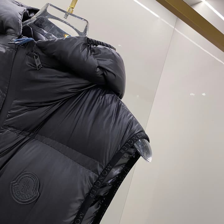 Moncler Goose Down Puffer Jacket – 2025FW in Dark Navy Hooded Vest