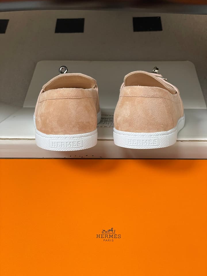 Hermès Mind Suede Kelly Buckle Loafers – 26S Spring/Summer Collection in Beige Suede