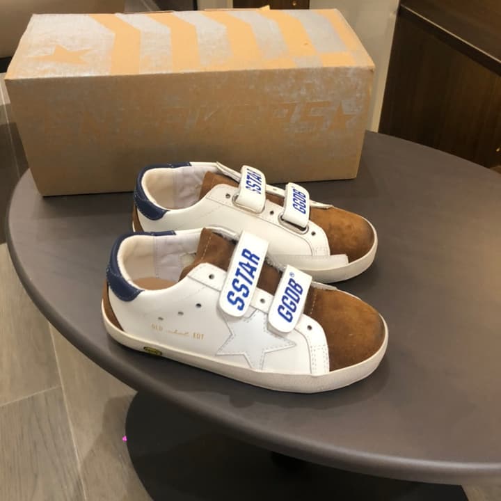 Golden Goose Kids Distressed Sneakers – Kids Collection in White With Black Heel And Grey Star