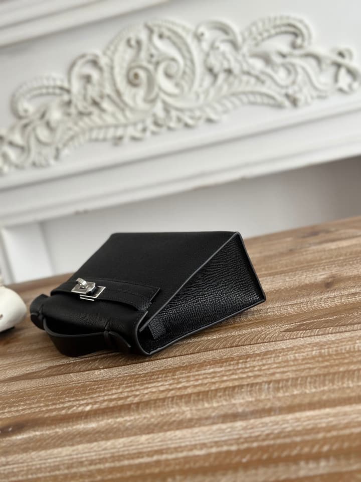 Hermès Kelly Mini Handbag in Black Gold Hardware