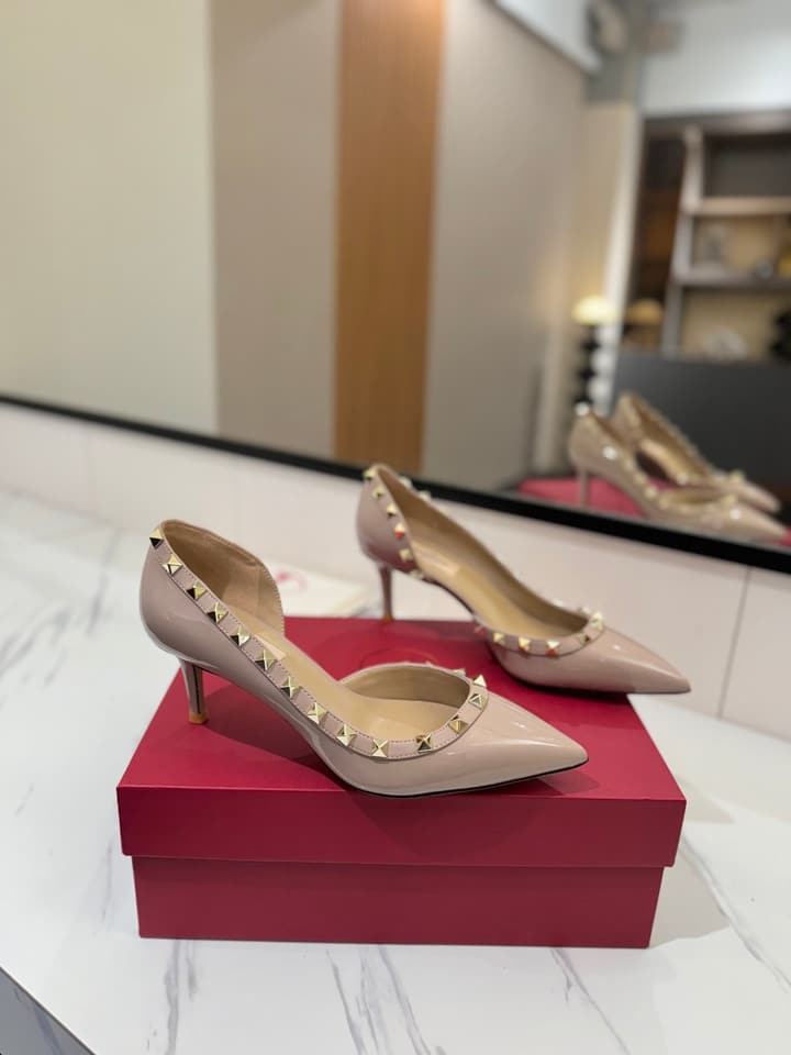 Valentino Rivet Classic Pumps in Black Patent