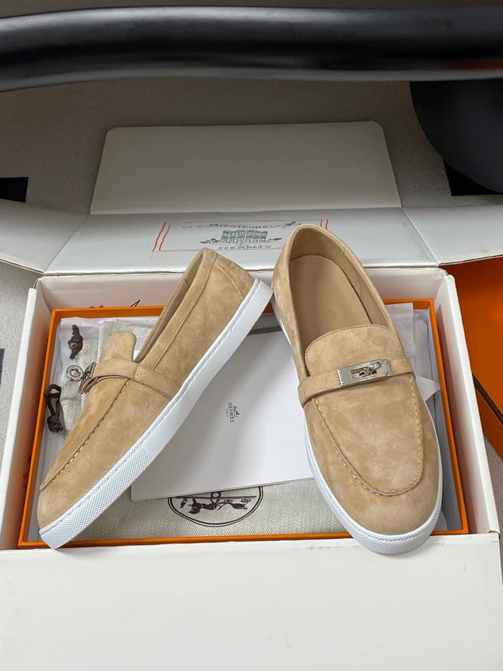 Hermès Mind Suede Kelly Buckle Loafers – 26S Spring/Summer Collection in Beige Suede