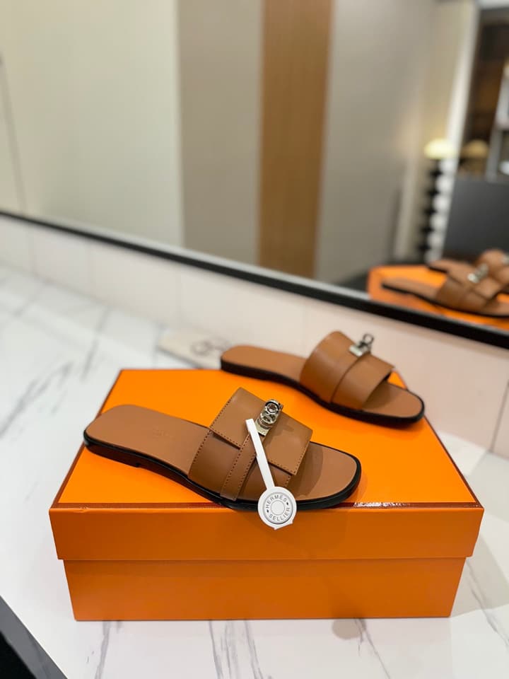 Hermès Classic Timeless Leather Sandals in Black