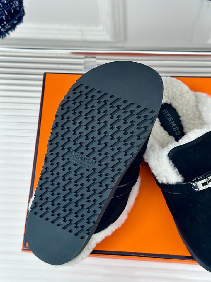 Hermès Kelly Buckle Furry Slippers – Autumn/Winter Collection in Black Suede With White Fur