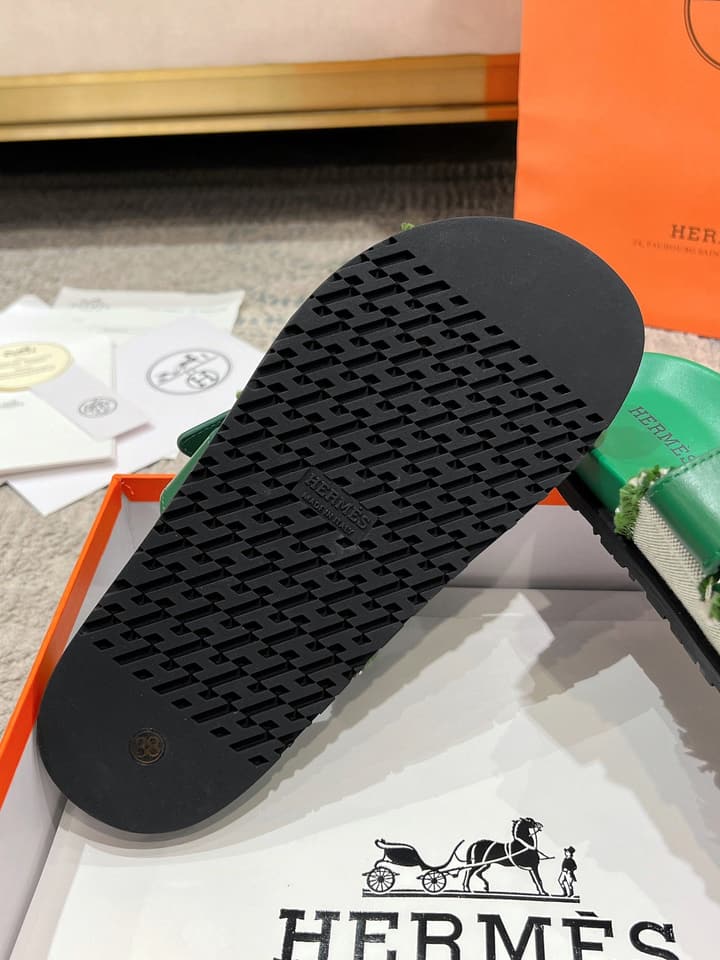 Hermès Chypre Leather Slides – 2023SS in Emerald Green & Textured Beige