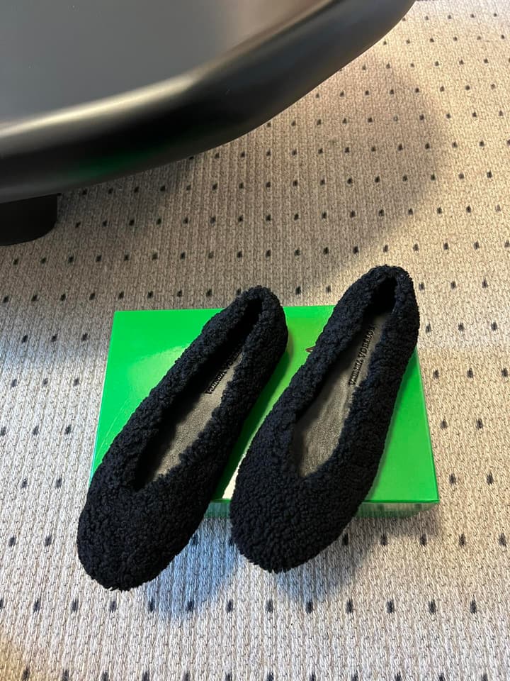 Bottega Veneta Furry Ballet Flats – 25SS in Black