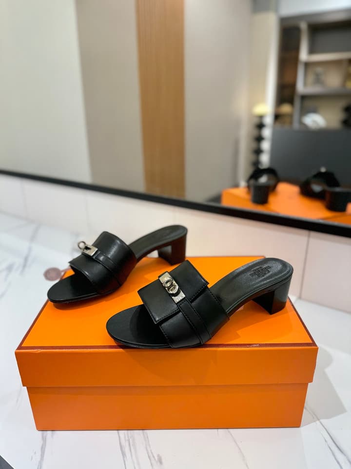 Hermès Classic Smooth Cowhide Heeled Sandals in Beige
