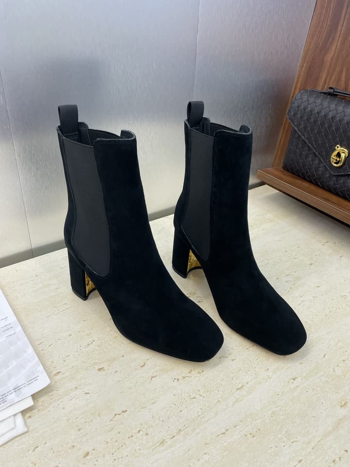 Dior D-Art Chunky Heel Chelsea Ankle Boots – 2025FW in Black Suede