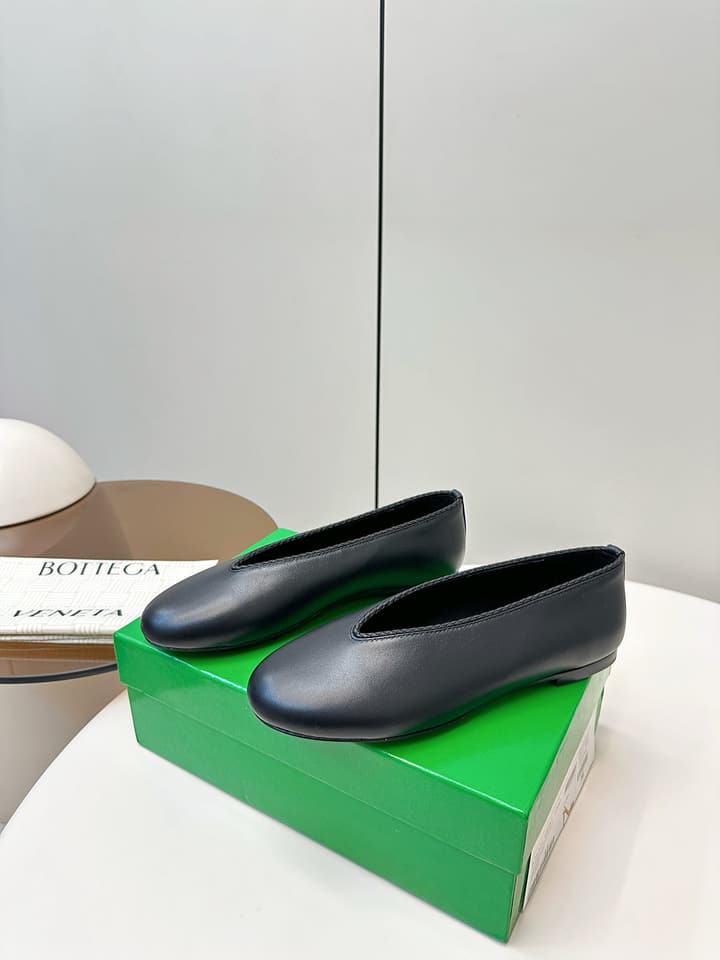 Bottega Veneta Woven Flats – 2025 Collection in Black